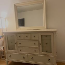 Beautiful 6-Drawer Dresser & Mirror Set