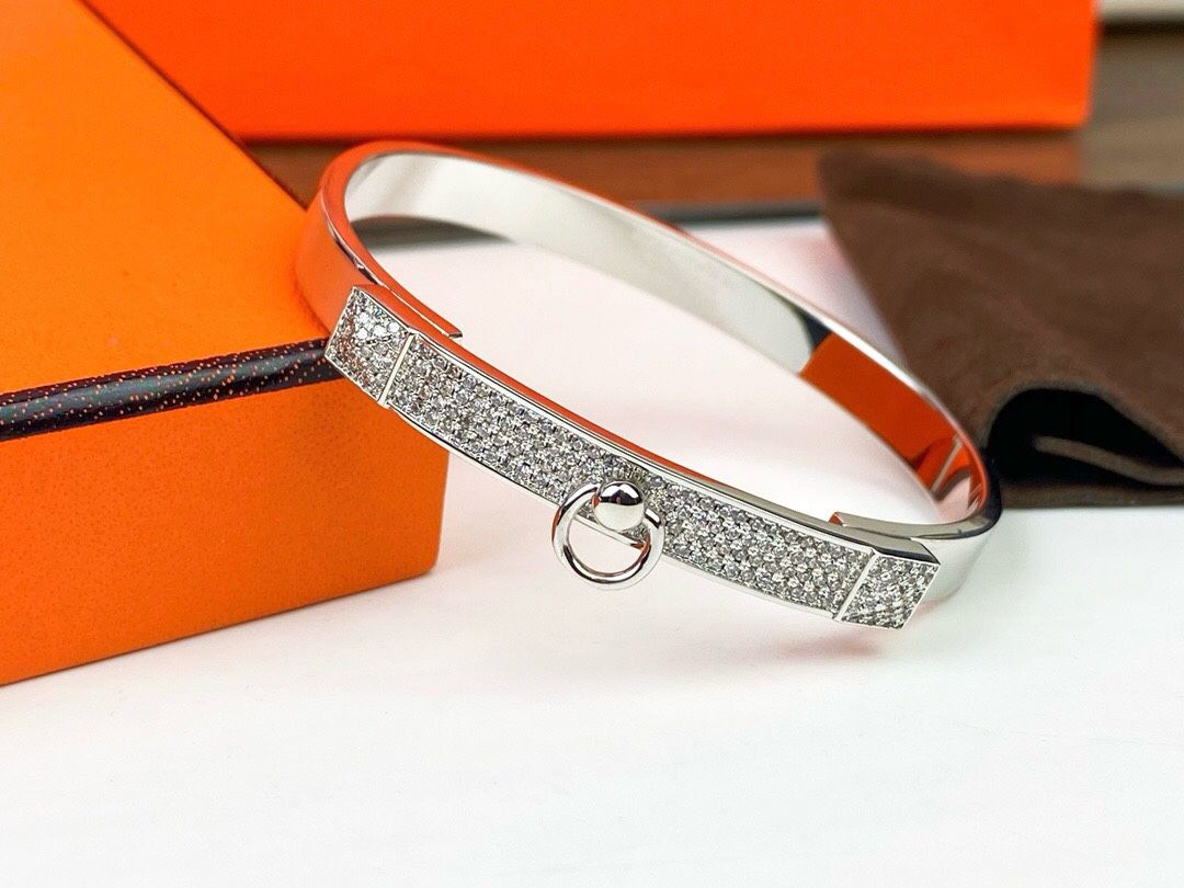 A lady's top bracelet