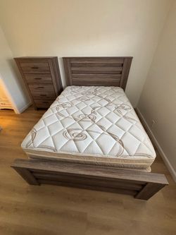 Queen Bedroom Set - Gray Wood - Bed frame, dresser, box frame, mattress