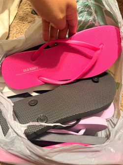 Six pairs of size 7 brand new old navy flip flops