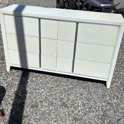 6 drawer dresser solid $40