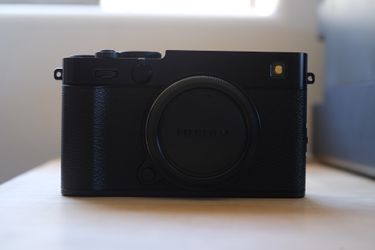 Fujifilm X-E5 Black Noir Mint Like New w/ leather case