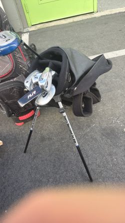 Golf club bag with clubs