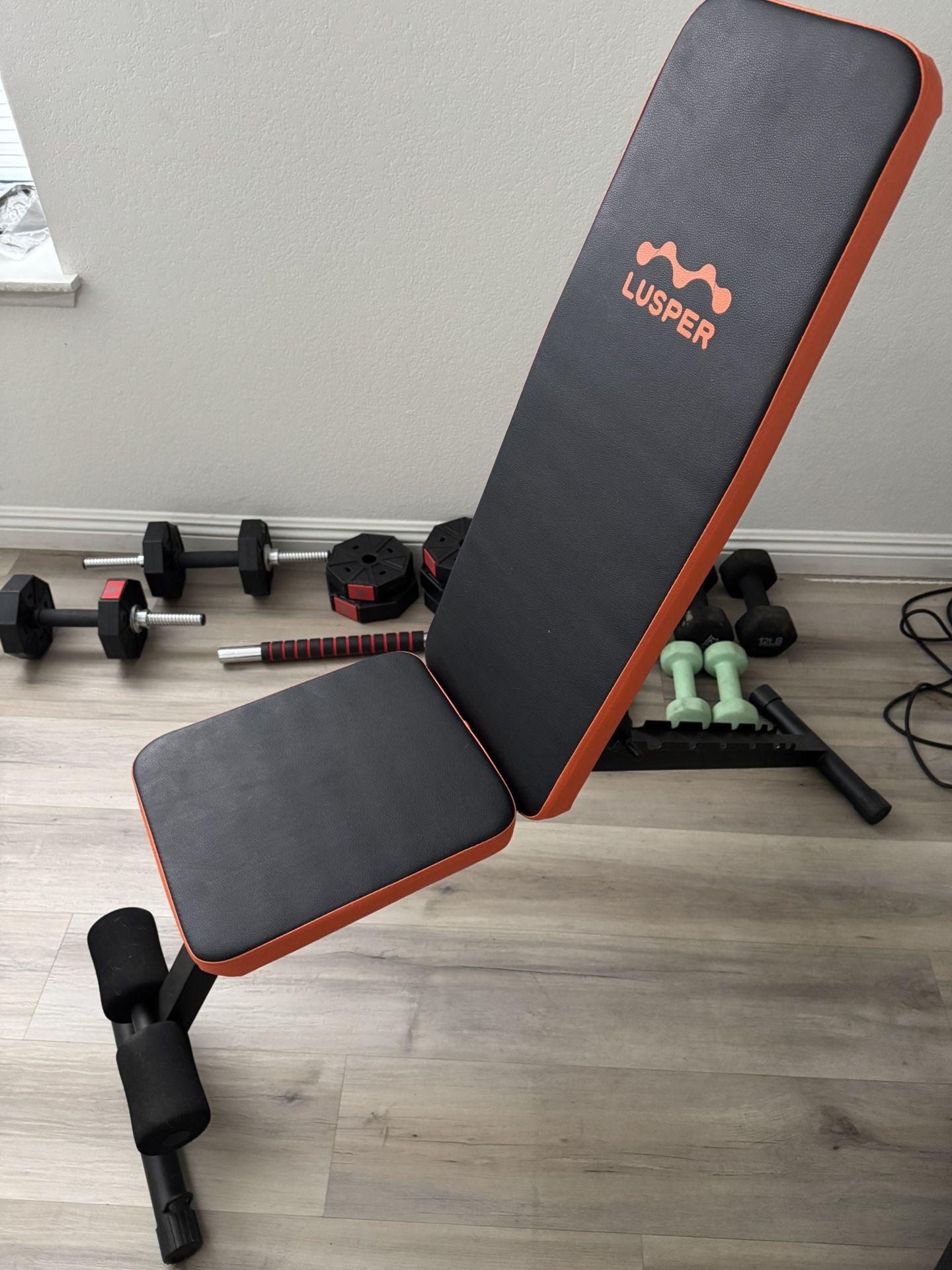 Adjustable weight bench 