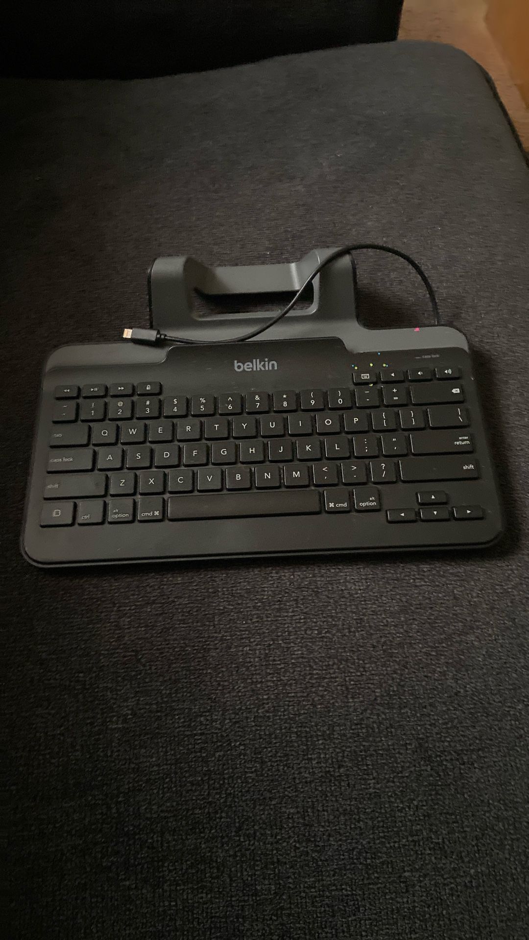 Belkin B2B130 Wired Tablet Keyboard with Stand and Lightning Connector for iPad