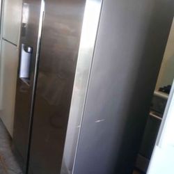 Samsung Side By Side Stainless Steel Refrigerator. 36"Wx70"Hx32"D. Slight Scratch On Door. Like New 