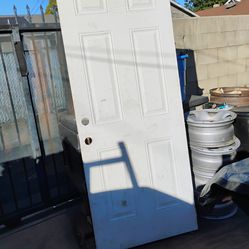 La puerta enfrente y atrás es de metal el centro de madera mide 31 1/2  x 79