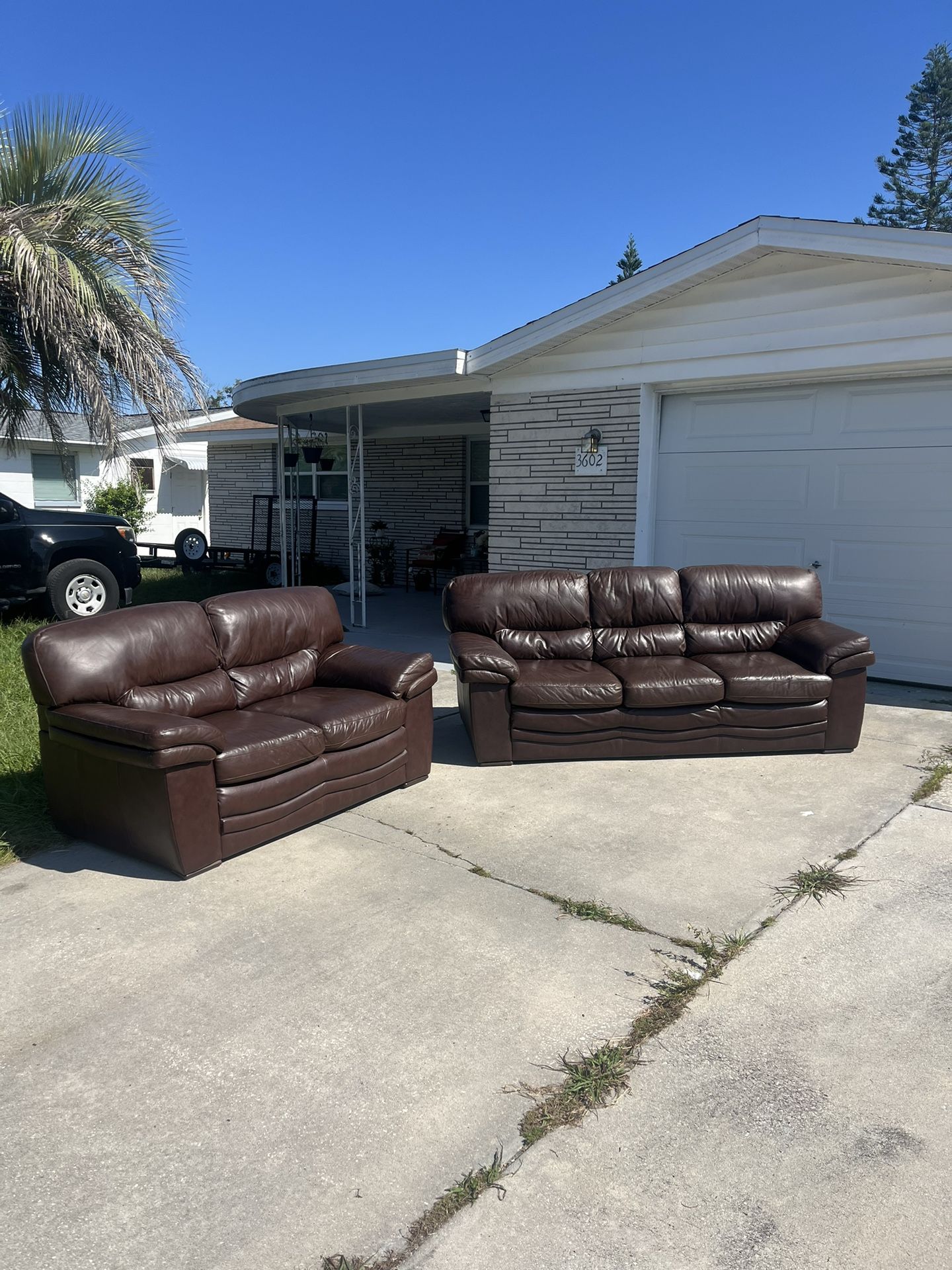 BEAUTIFUL LEATHER SOFA/LOVE SEAT (FREE DELIVERY)