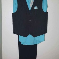Boys 4 Pieces Suit Size 7  Used In Excellent Condition 