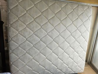 Sealy King Mattress
And Box Spring
Good conditions 180
dlls free delivery