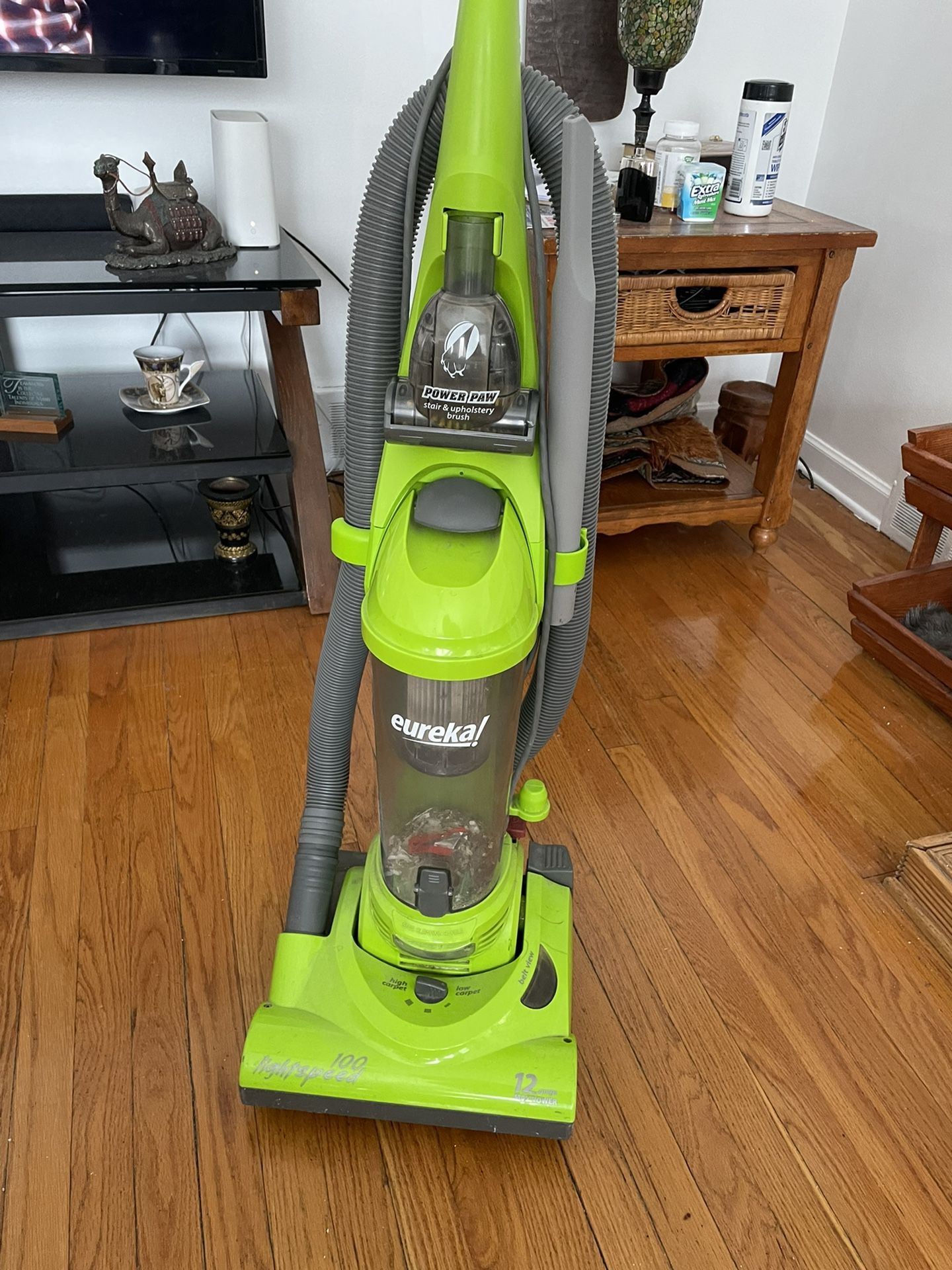 Good condition eureka vacuum cleaner bagless with shown Accesorie 