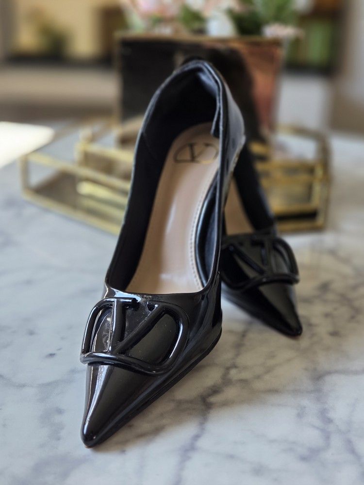 Valentino Garavani VLOGO Pumps in Patent Leather