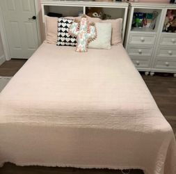 White Wooden Bedroom Furniture Set with Bookcase Headboard and Dressers