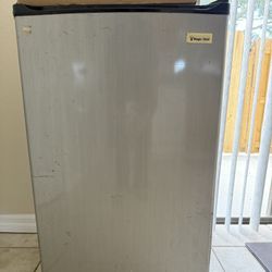 Mini Fridge Magic Chef