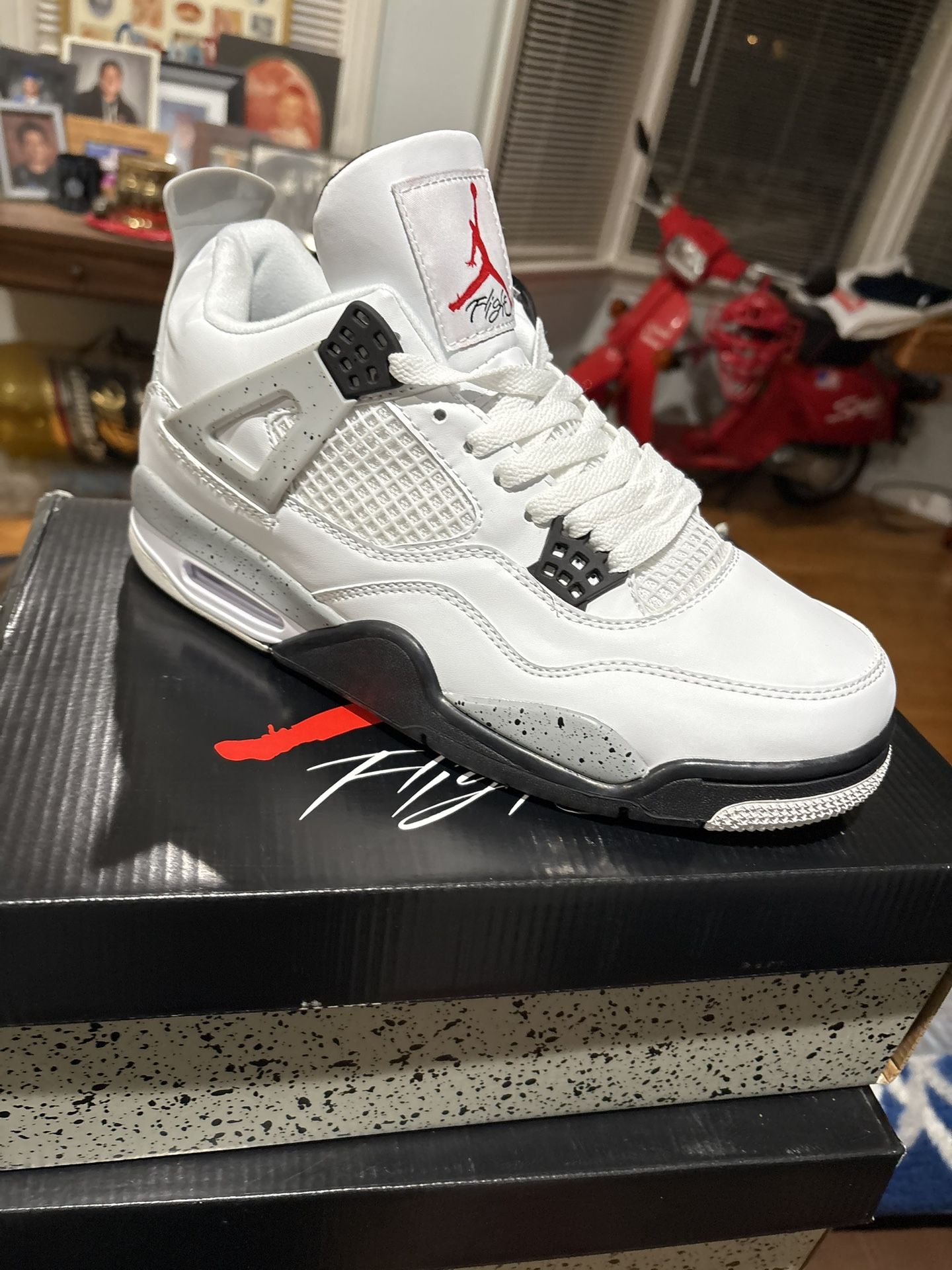 Jordan Retro “ Cement 4s “ Men’s SZ 10 