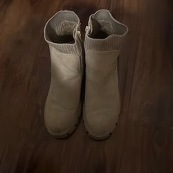 beige Chelsea boots size 7