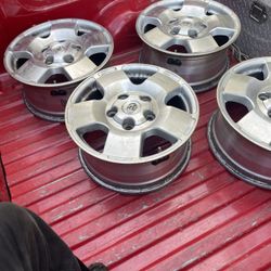 vendo este set de rines de Toyota tundra tienen Sus sensores también quiero 250  y les voy a poner llantas de  70 de vida