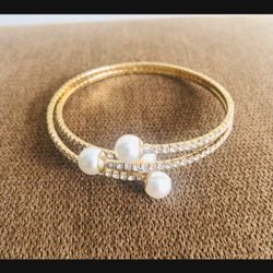 Pearl Bracelet With Crystals - New