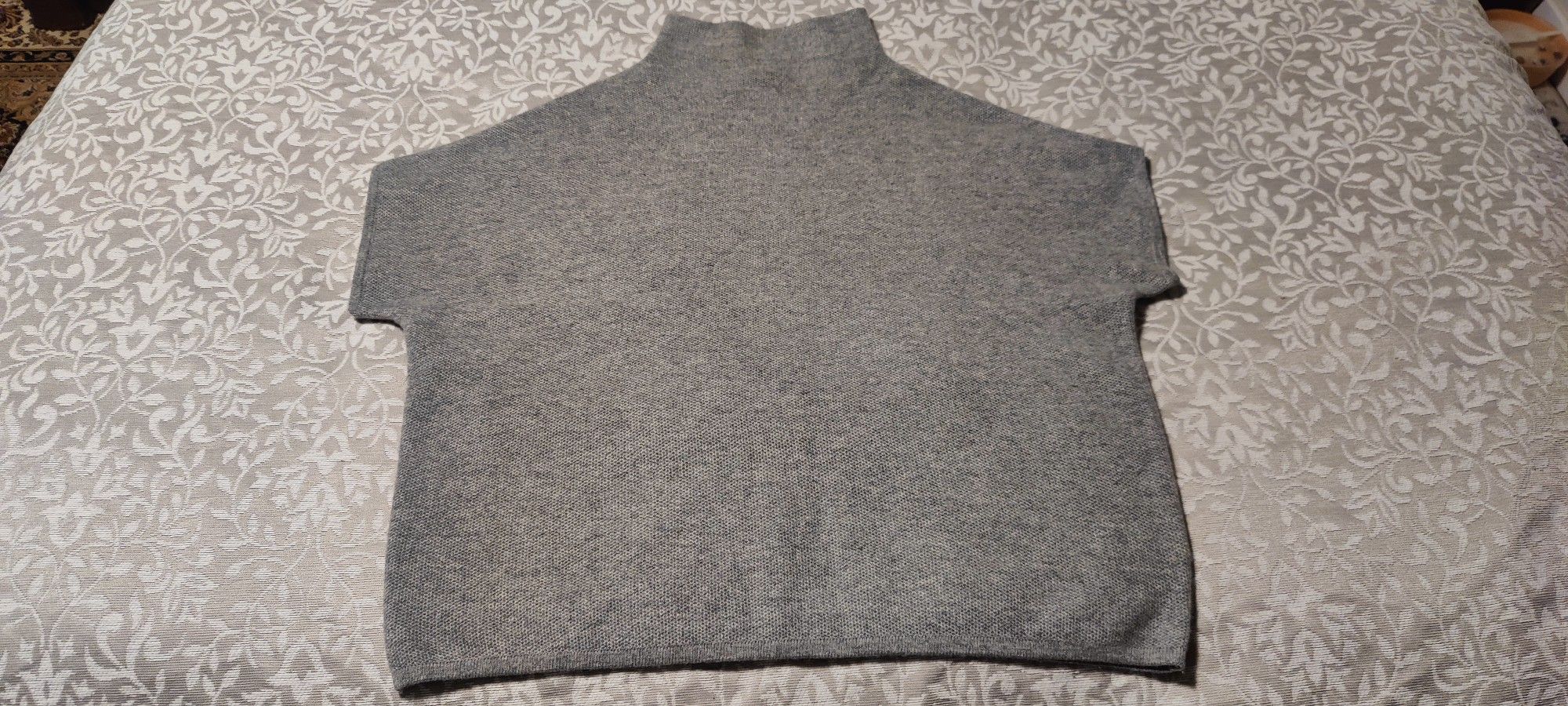 Like New Tahari Cashmere Sweater For Women
