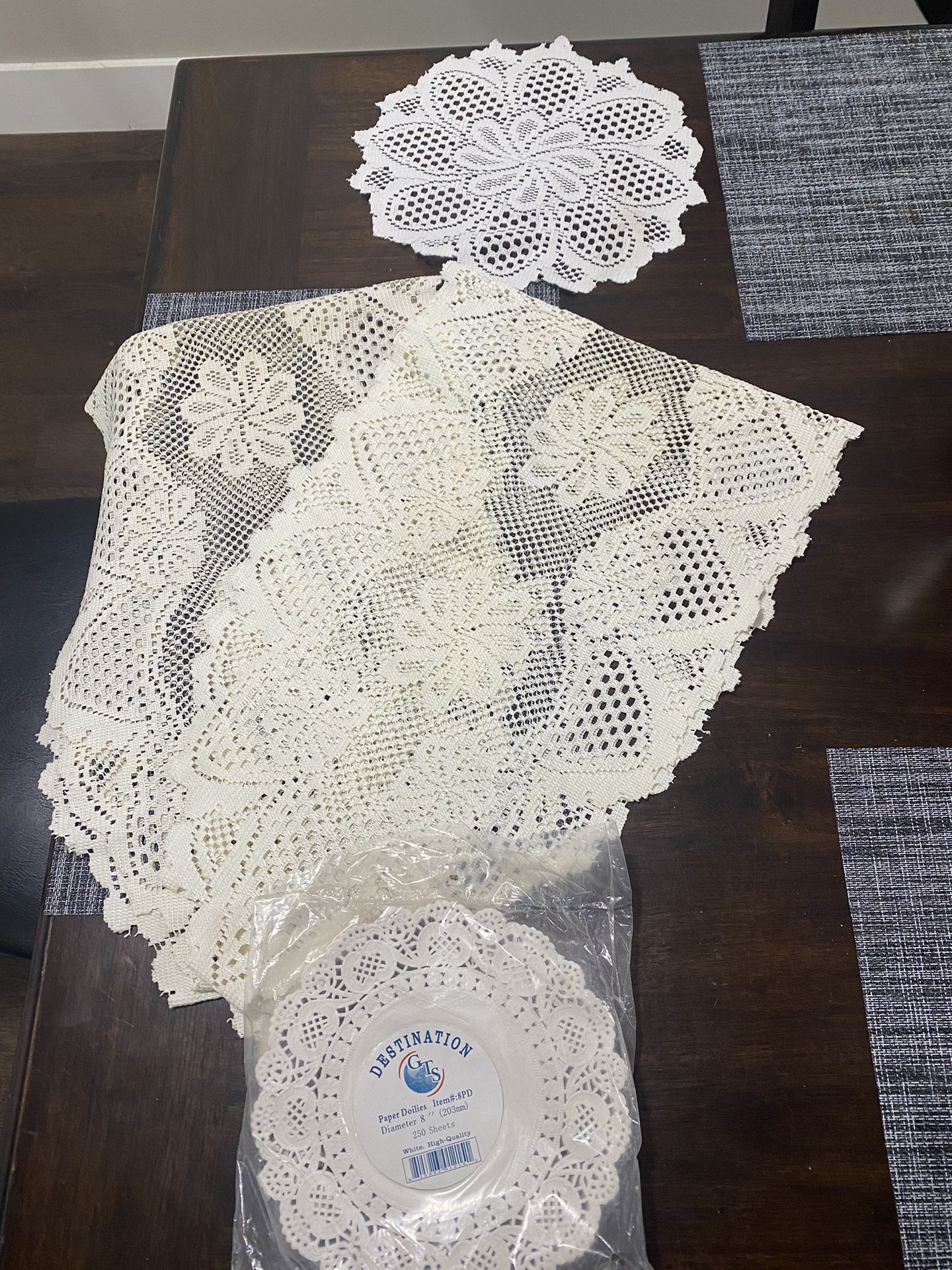 NEW 250 Paper 8 Inch Doilies And Mid Size Runners 