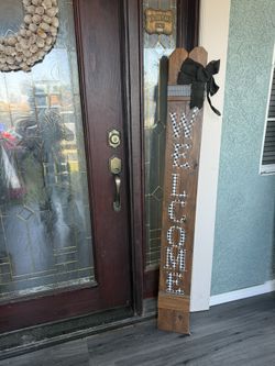 Black & White Welcome Sign