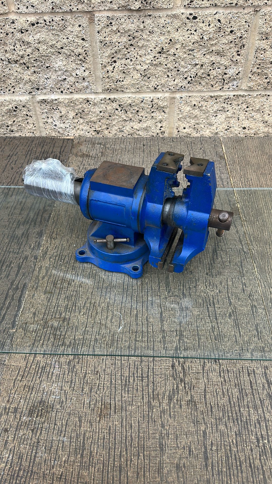 Heavy-Duty 5” Bench Vise – Swivel Base & Anvil (Steel Shop Vise)