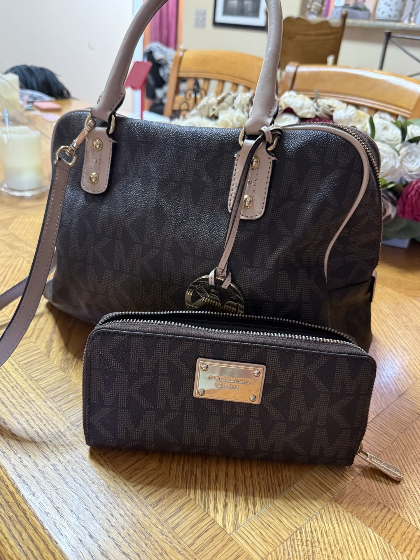 EUC Michael Kors Leather Handbag/Purse and Wallet