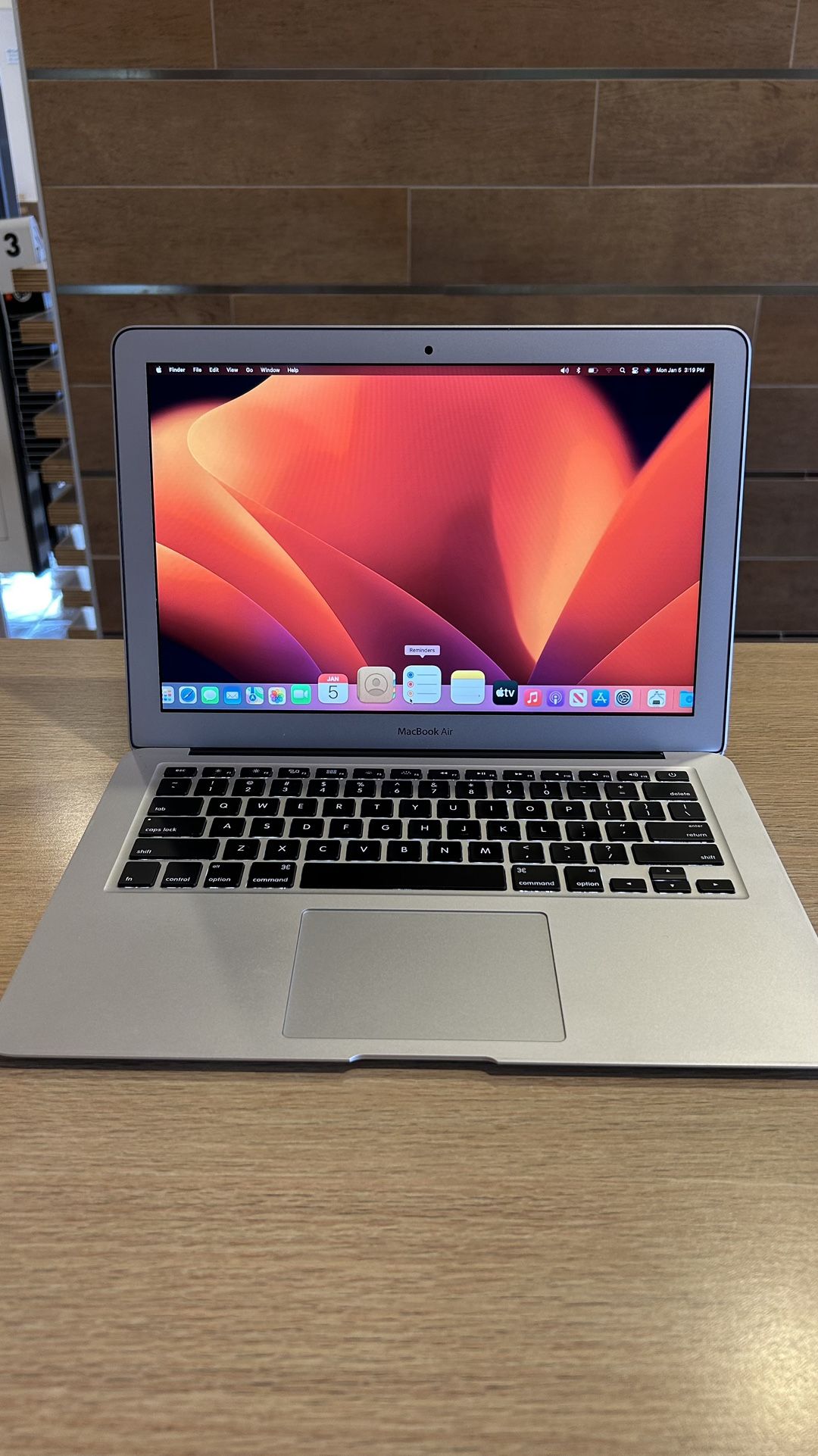 Apple MacBook Air 13” i5/4GB/256GB SSD $180