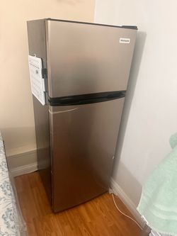 Frigidaire 7.5 Cu. ft. Top Mount Refrigerador, Apartment Size fridge with reversível Doors, Platinum.