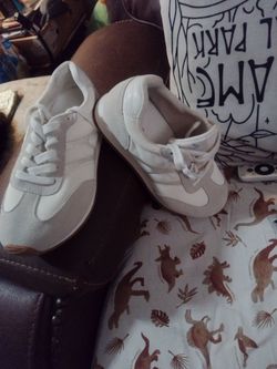 Somiliss Retro Width Embroidered White Women's Sneakers Size 7.5