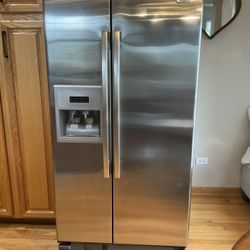 Whirlpool 25.3 cu. ft. Side by Side Refrigerator