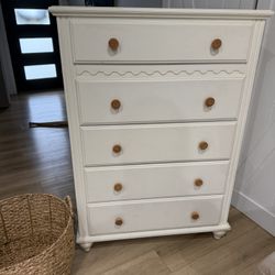 Off-White 5-Drawer Dresser – Solid & Clean