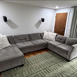 Large Grey U-Shaped Sectional Sofa w Chaise