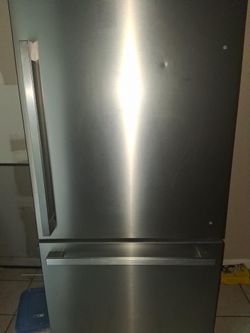 Hisense PureSpace 17.2-cu ft Counter-Depth 32-in Wide Bottom-Freezer Refrigerator