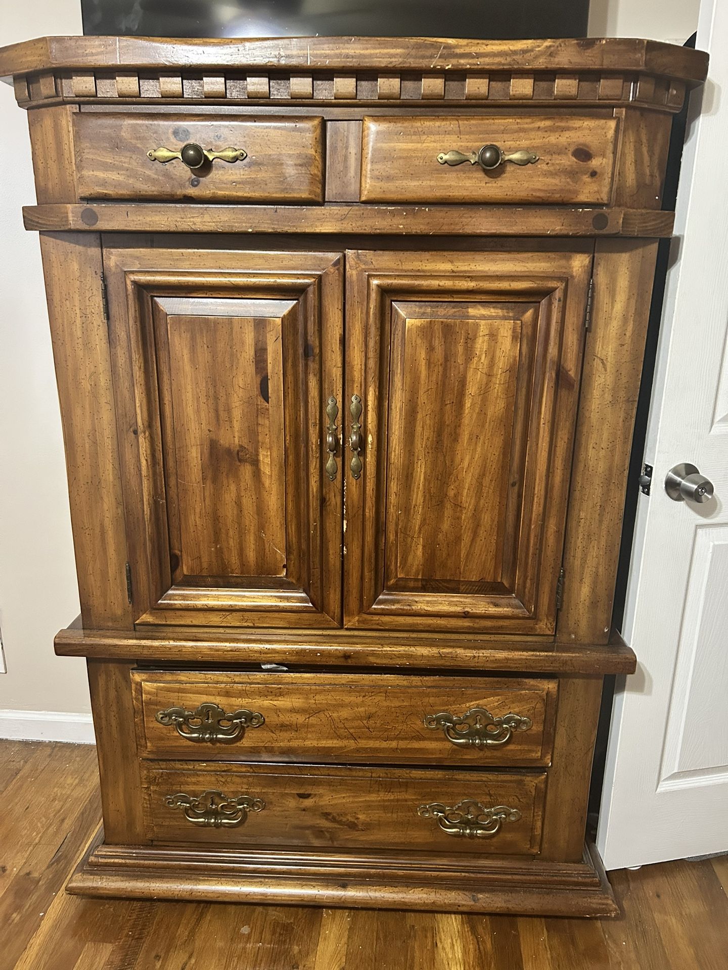 FREE!! Queen bedroom Set 