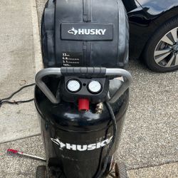 Husky 33gal 165 Psi 1.7 HP Air Compressor 