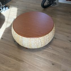 Accent coffee / end table with storage