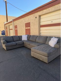 Really nice 3 piece sectional couch DELIVERY AVAILABLE