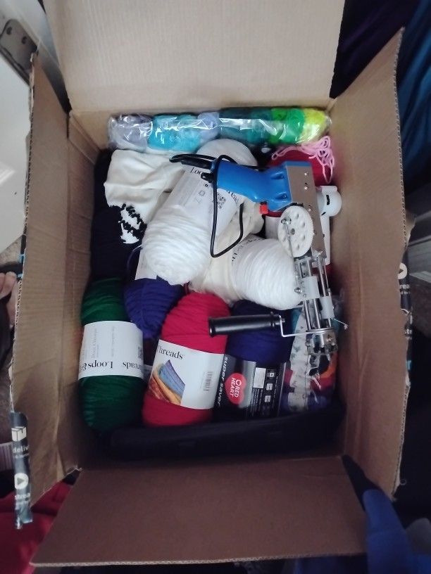 Tufting Gun With Yarn And Equipment 