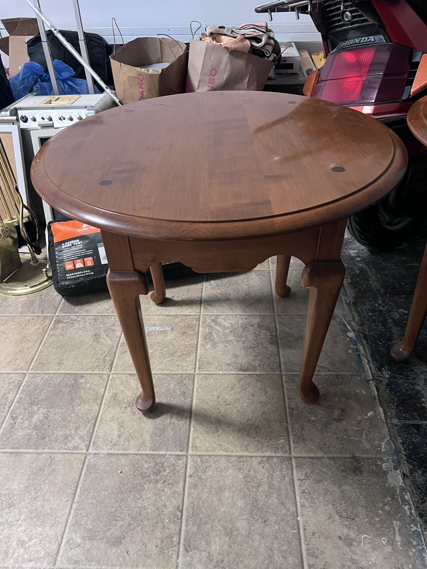 Ethan Allen Heirloom Nutmeg Maple Colonial 28” Round End Table (Model 10-8036)