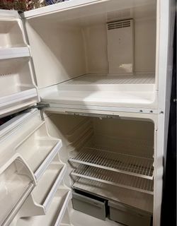 White fridge and top freezer works good