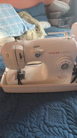 Sawing machine with case included