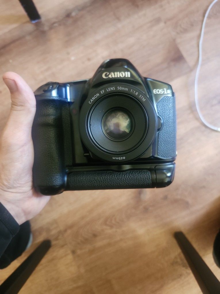 Canon EOS 1N 35mm Film Camera EF 50mm Lens