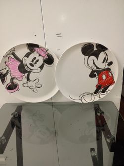 Mickey & Minnie plates 2 included