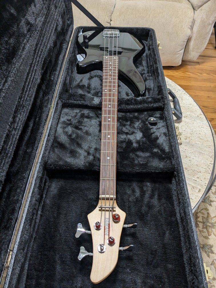 4 Streams Yamaha Bass In a Good Condition Seme New A Hard Case