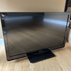 40 Inch TV W REMOTE