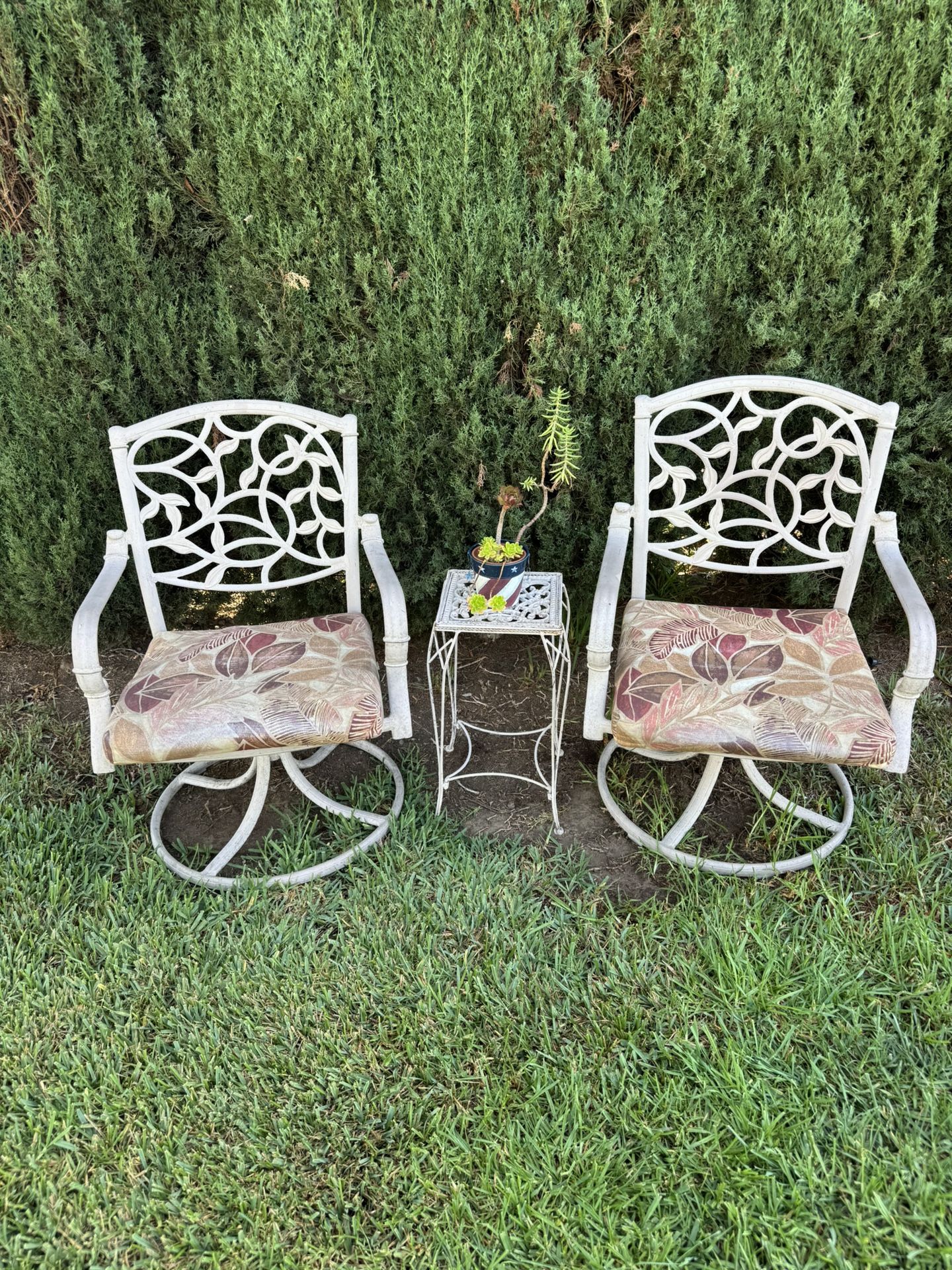 Bistro Patio Set With Small Table And 2 Swivels Chairs W/Cuahions