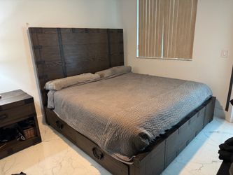 HEIRLOOM SILVER-CHEST PLATFORM STORAGE BED