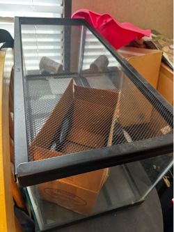 Small animal or lizard terrarium with mesh metal lid