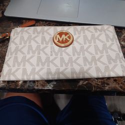 Micheal Kors Vanilla Wristlet